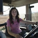 Mujer conduciendo un tractor