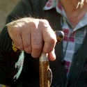 Mano de un anciano que no puede ser agricultor activo