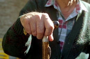 Mano de un anciano que no puede ser agricultor activo